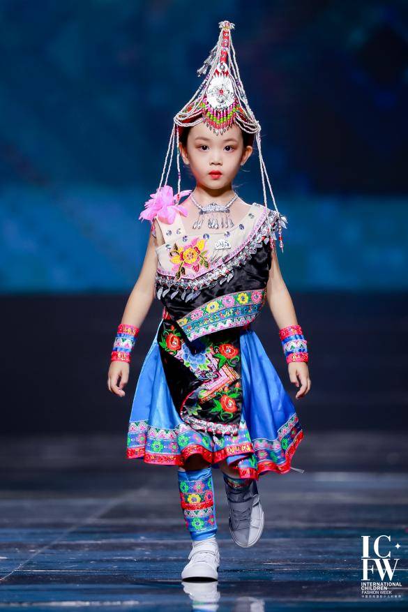 云南阿卯最新款服装