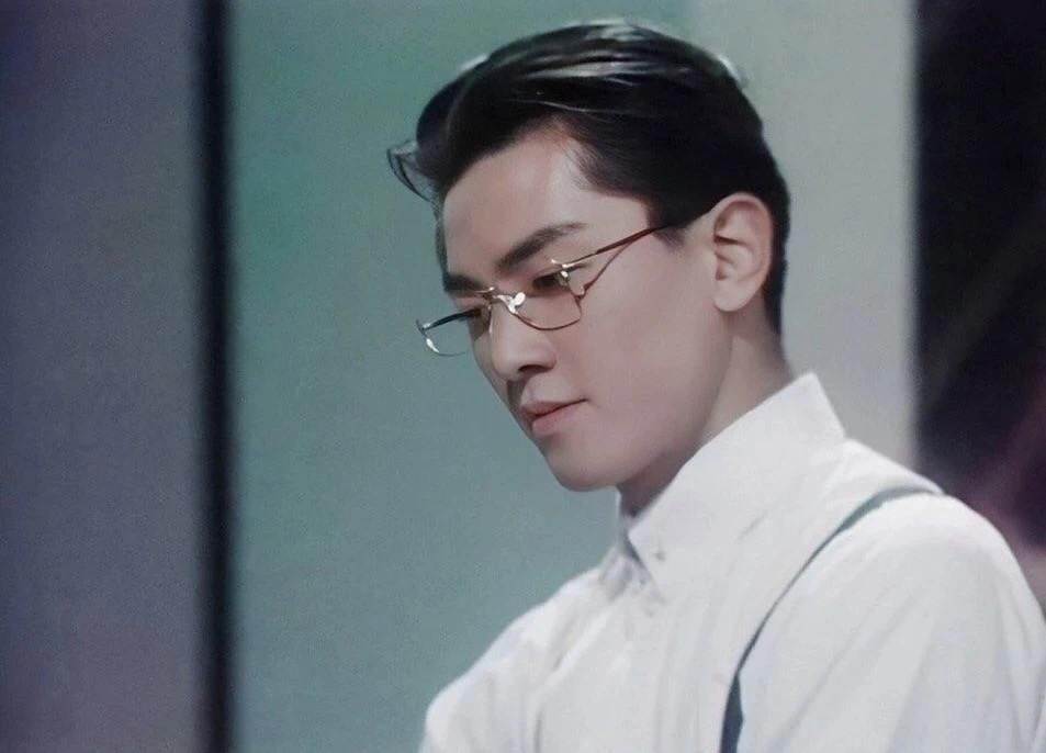 深度探究，戴眼镜的男演员的背景、影响力与特定时代地位